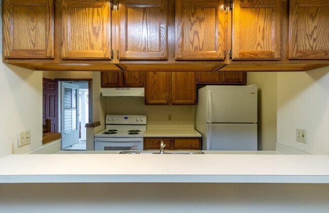 Building Photo - 2470 Wrens Dr S