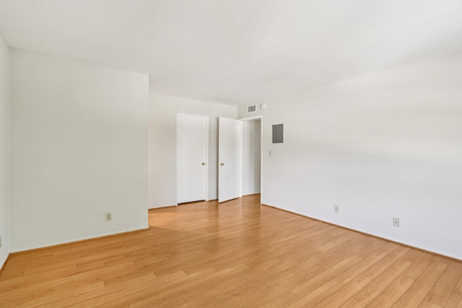 Building Photo - 700 E Cedar Ave