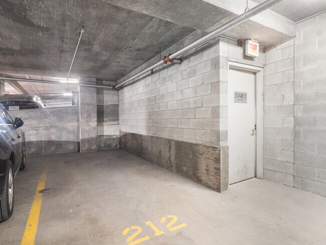 Building Photo - 600 N Kingsbury St