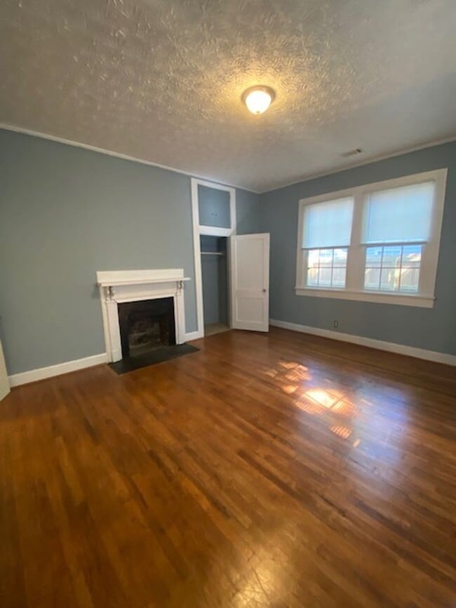Building Photo - Cozy Living in Columbus