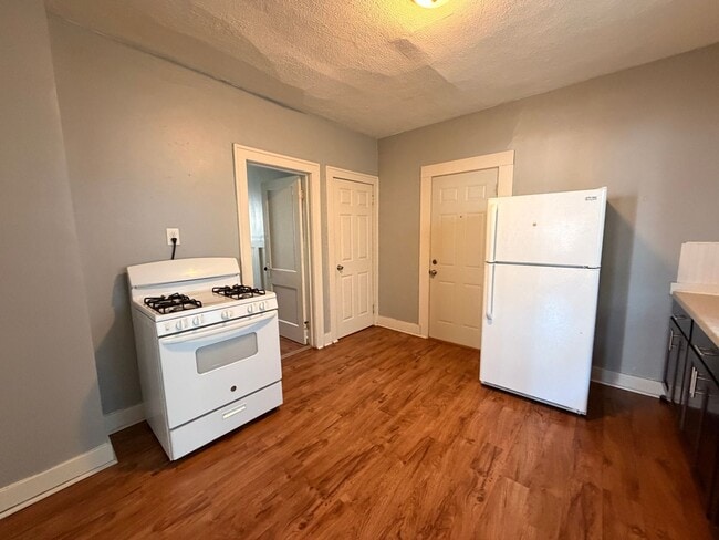 Building Photo - 2 Bedroom Lower Unit with Washer and Dryer!