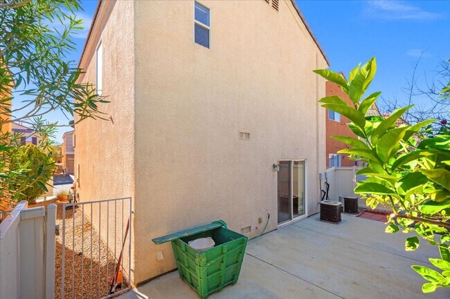 Building Photo - Elegant 3 Bedroom Home with Gourmet Kitchen, Office, & Landscaped Backyard