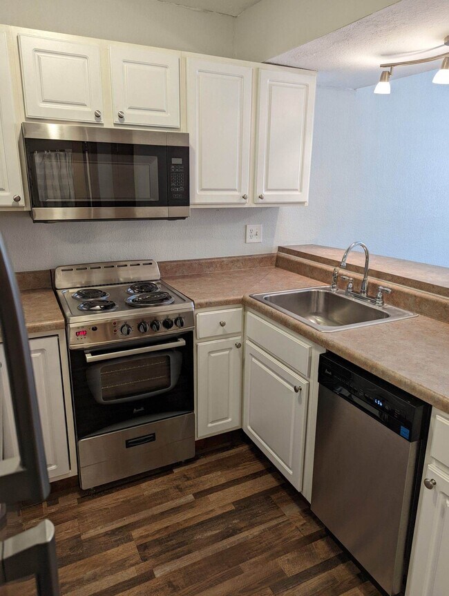 Building Photo - 1505 W 25th Ct