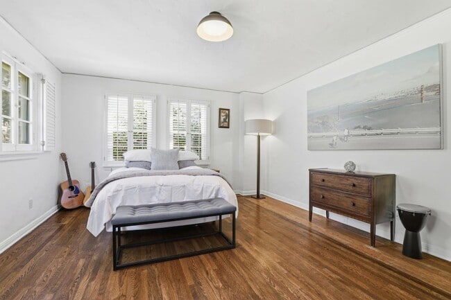 Building Photo - 566 E Crescent Dr