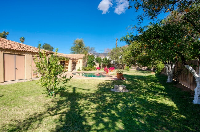 Building Photo - 4049 N 57th Pl