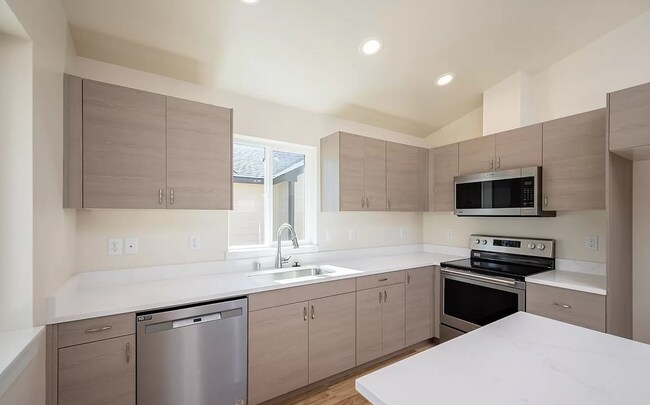 Building Photo - 123 9th Ave