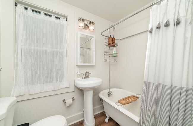 Building Photo - Charming Downtown Vancouver Bungalow