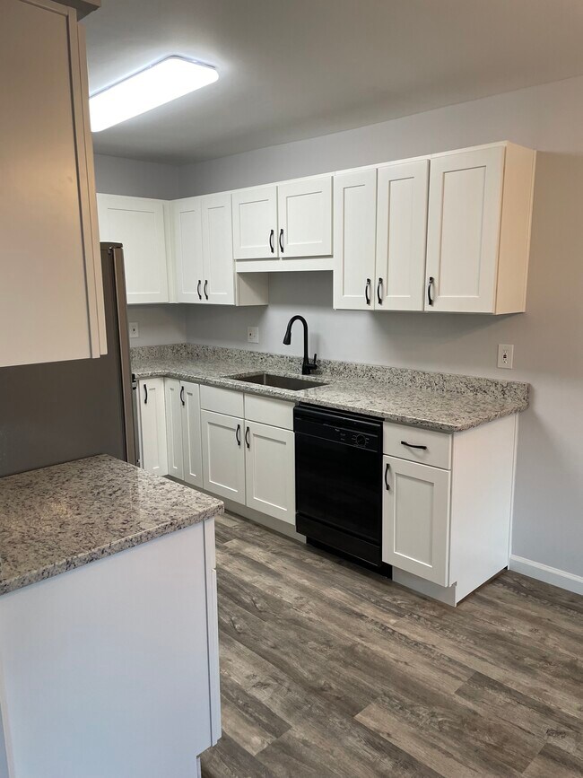 Building Photo - 900 Mountain Creek Rd