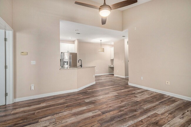 Building Photo - Updated 2 Bed 2 Bath Condo with One Car Ga...