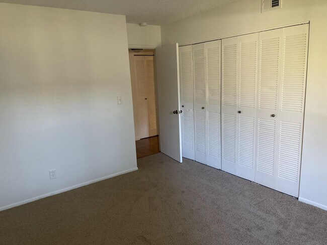 Building Photo - 102 Gardens Dr