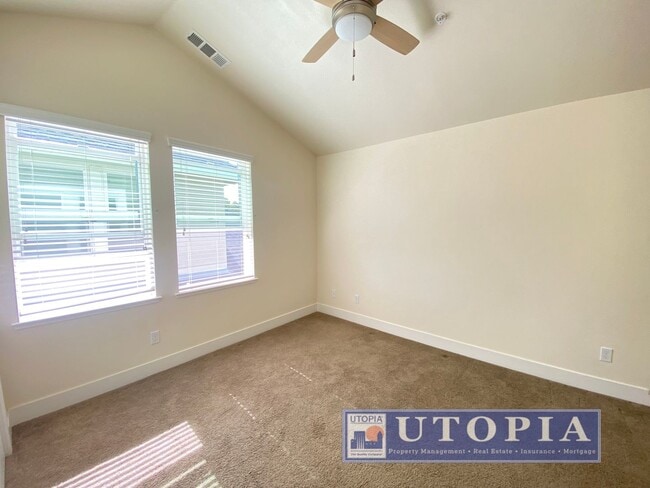 Building Photo - Beautiful and Spacious 3-bedroom, 3.5-bathroom Townhouse Located in the heart of Seabright.