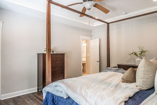 Building Photo - 156 Lakeview Dr