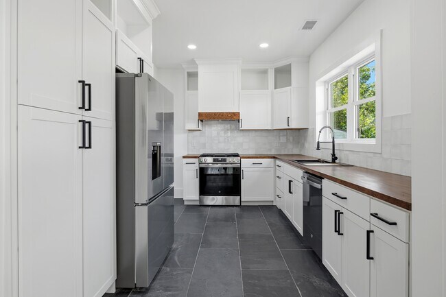 Building Photo - 721 W 47th St