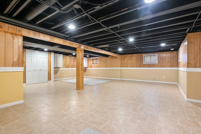 Building Photo - 5S681 Heather Ct