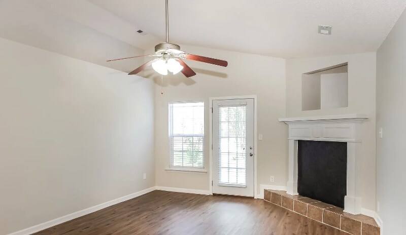 Building Photo - 116 NW Wittington Ln