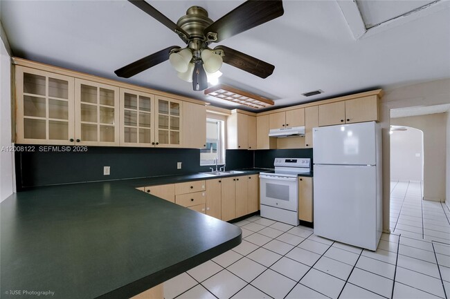 Building Photo - 166 E 17th St