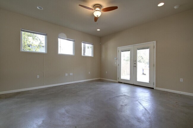 Building Photo - UT PRE LEASE: 2009 Remodeled 6 Bed / 3 Bath, Wood & Stained Concrete Floors, Custom High End Kitc...