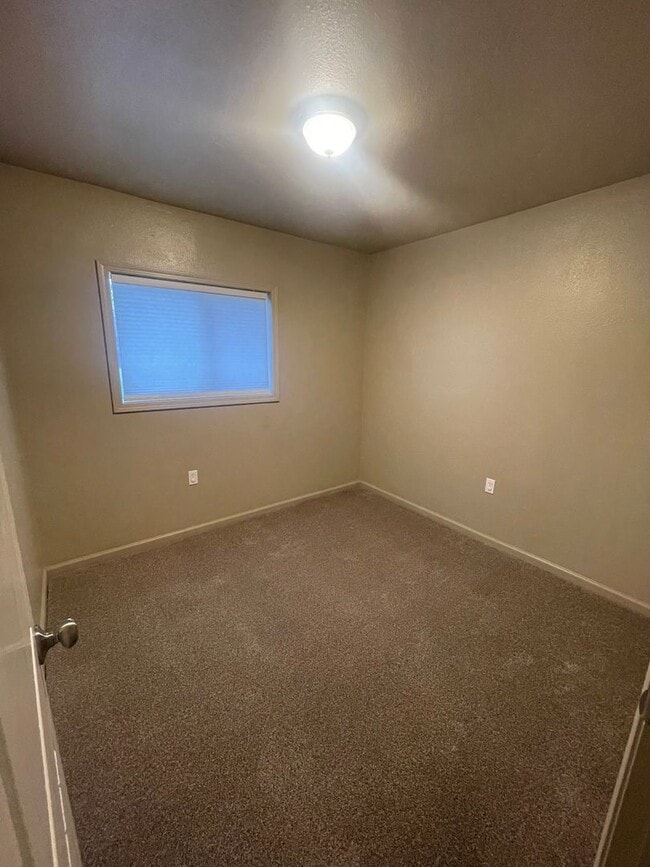 Building Photo - Conveniently Located Charming Pet Friendly Three Bedroom Home With Modern Updates!