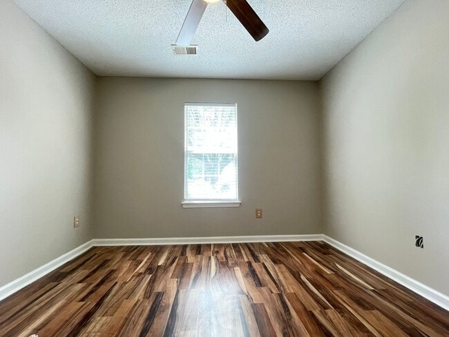 Building Photo - Adorable home, close to the casinos! Country living!