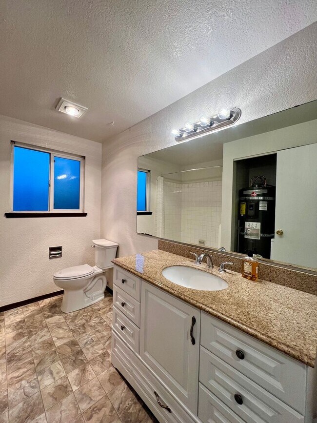 Building Photo - 500/502 Conway Pl*