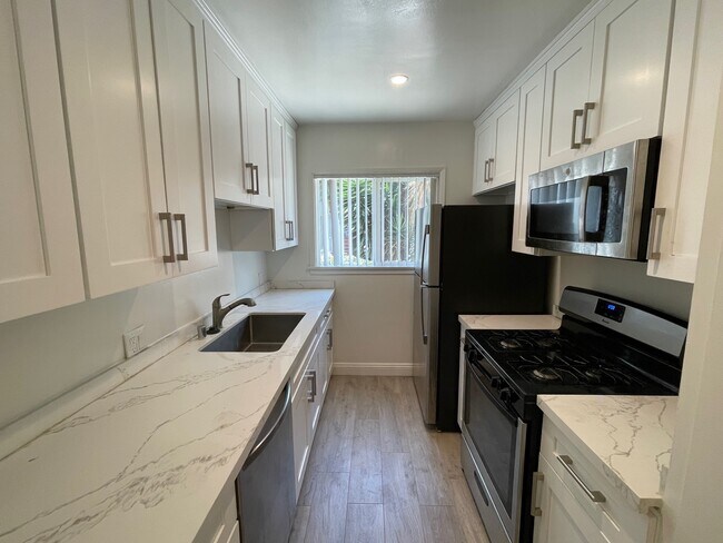 1 bed/ 1 bath - Unit #5 - 1417 Holt Apartments
