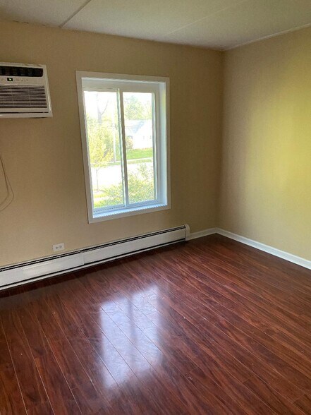 Building Photo - 300 W Fullerton Ave