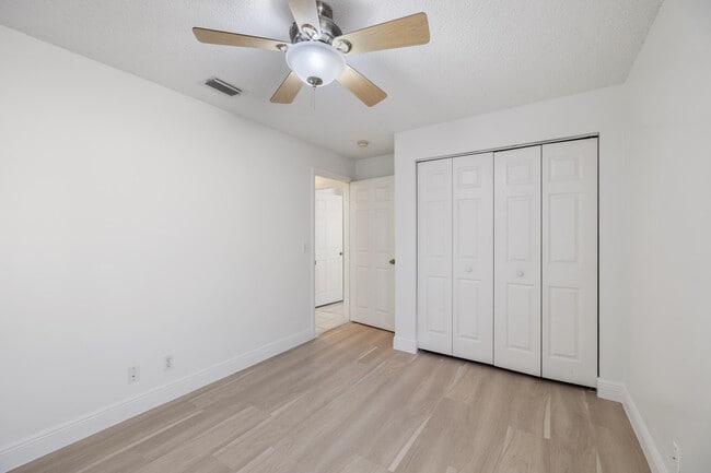 Building Photo - 3800 Woodfield Dr