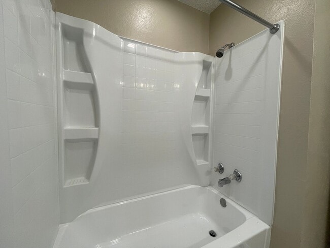 Building Photo - AVAILABLE NOW 3 BEDROOM 2 BATH HOME IN BUR...