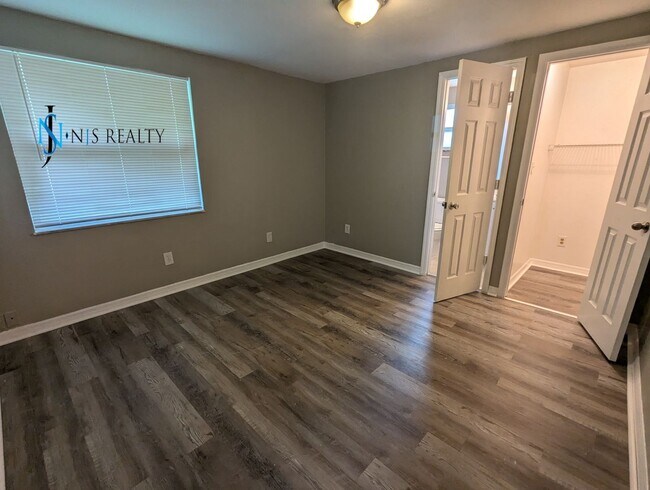 Building Photo - Beautiful, open floorplan 3/2/1 1100 Sq. F...