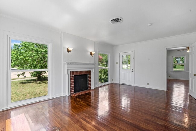Building Photo - Historic Charm in Hillsboro!