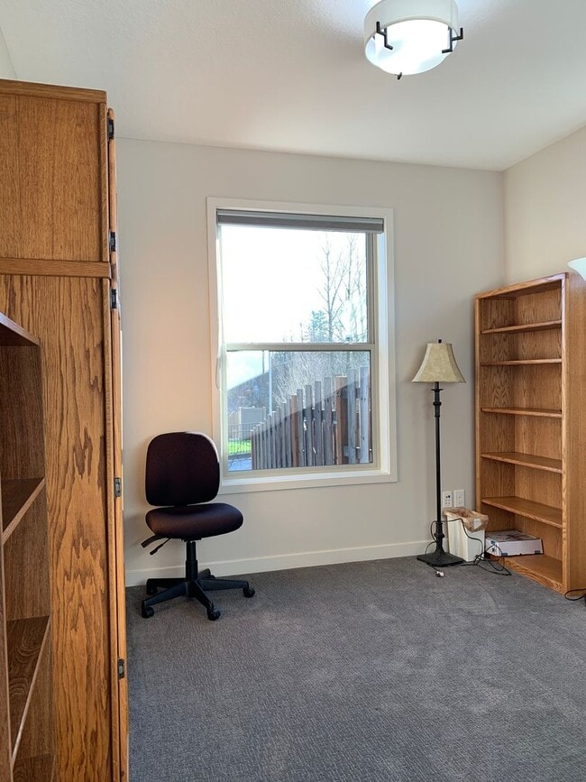 Building Photo - Beautiful Newly Custom Built Home! Vaulted Ceilings! Partially Furnished! Open Floor Plan!