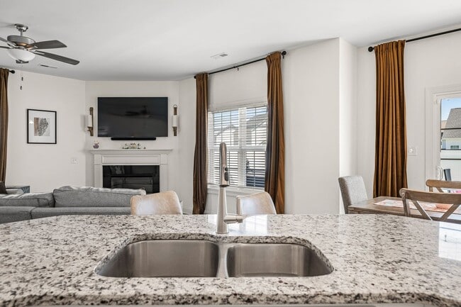 Building Photo - 227 Lookout Ln