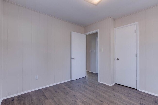 Building Photo - 106 Pine Grove Ave