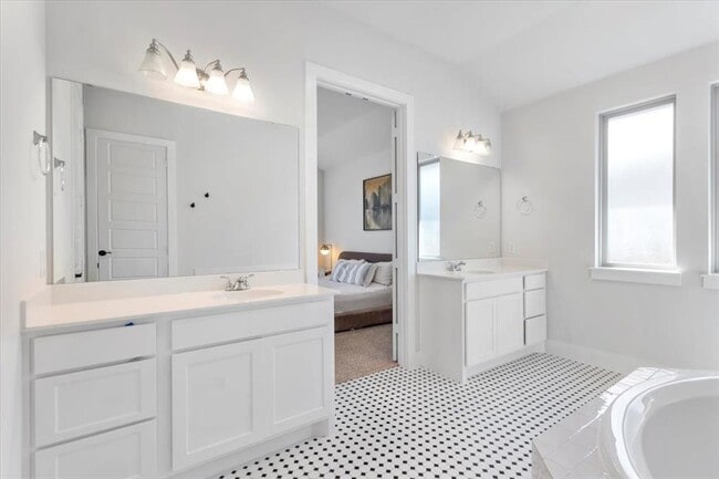 Building Photo - 7905 Catbird Ln