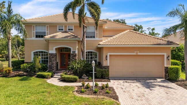 Primary Photo - Stunning 5 bed Pool Home - Country Club