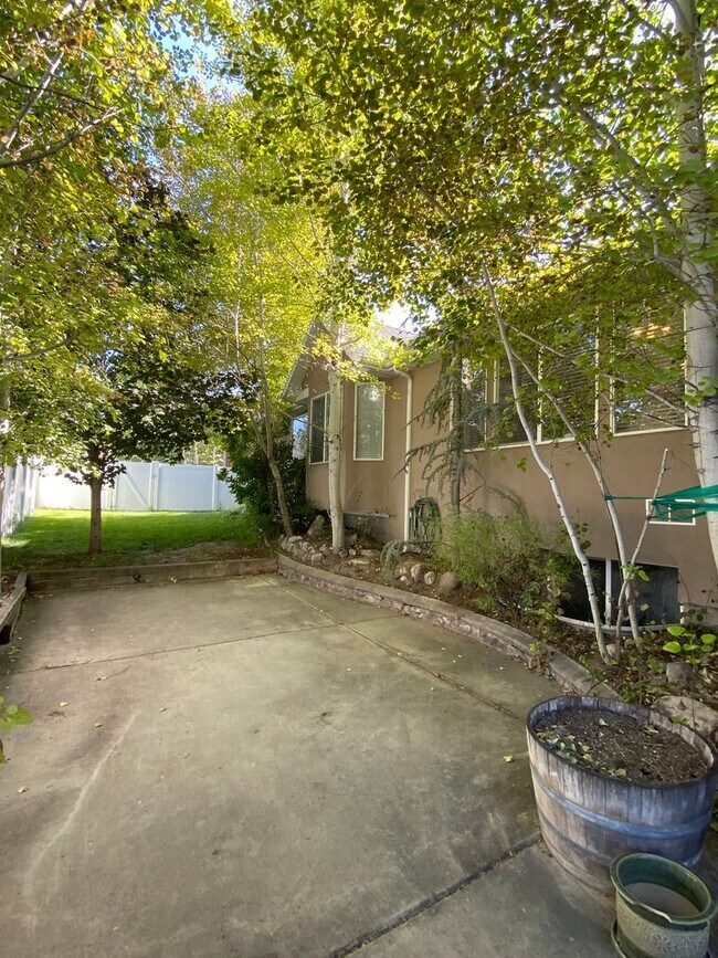 Building Photo - 5 Bedroom/3 Bathroom Home in Riverton