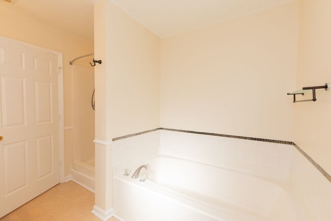 Building Photo - MOVE-IN READY $300 off first month