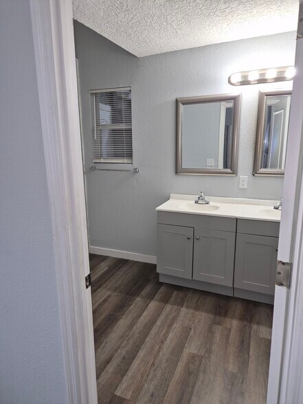 Building Photo - 211 E 17th St