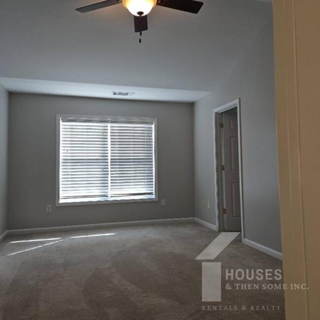 Building Photo - 203 Chardon Pl