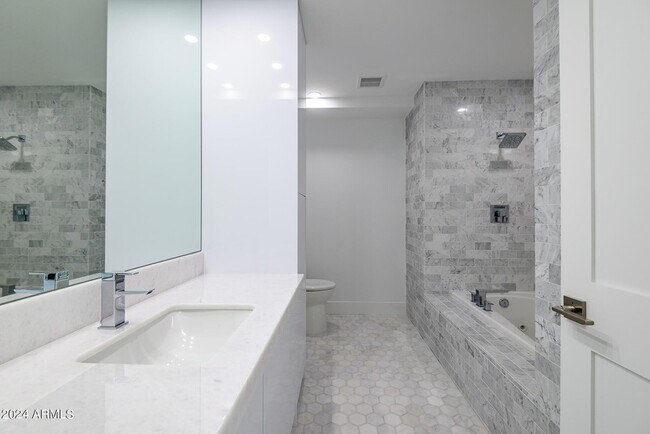 Building Photo - 7117 E Rancho Vista Dr
