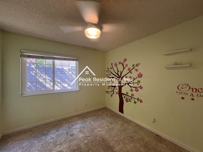 Building Photo - 5541 Walnut Ave