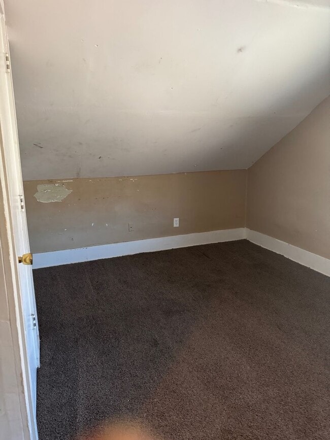 Building Photo - Charming 3-Bedroom Property in Prime Location