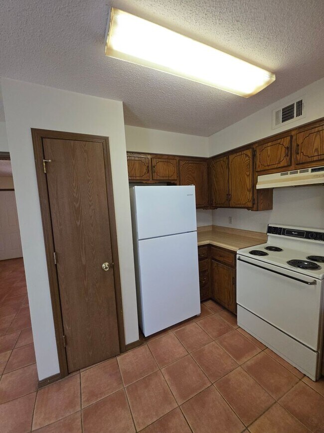 Building Photo - 1022 N Parker Rd