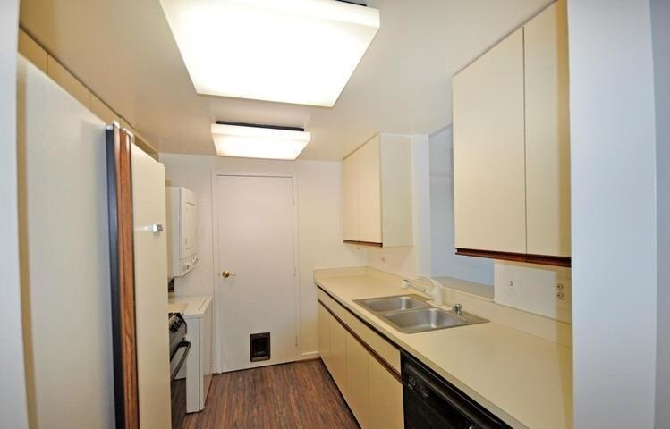 Kitchen - 1530 Key Blvd