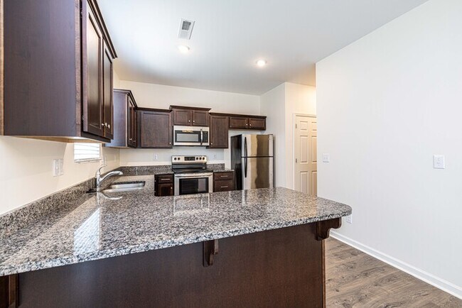 Building Photo - Stunning 3-Bedroom in Northwestern School District with Pool Access & Garage | AUGUST MOVE IN SPE...