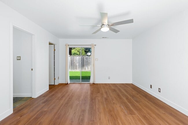 Building Photo - 4 bed/ 3 bath Single-Family Home in North ...