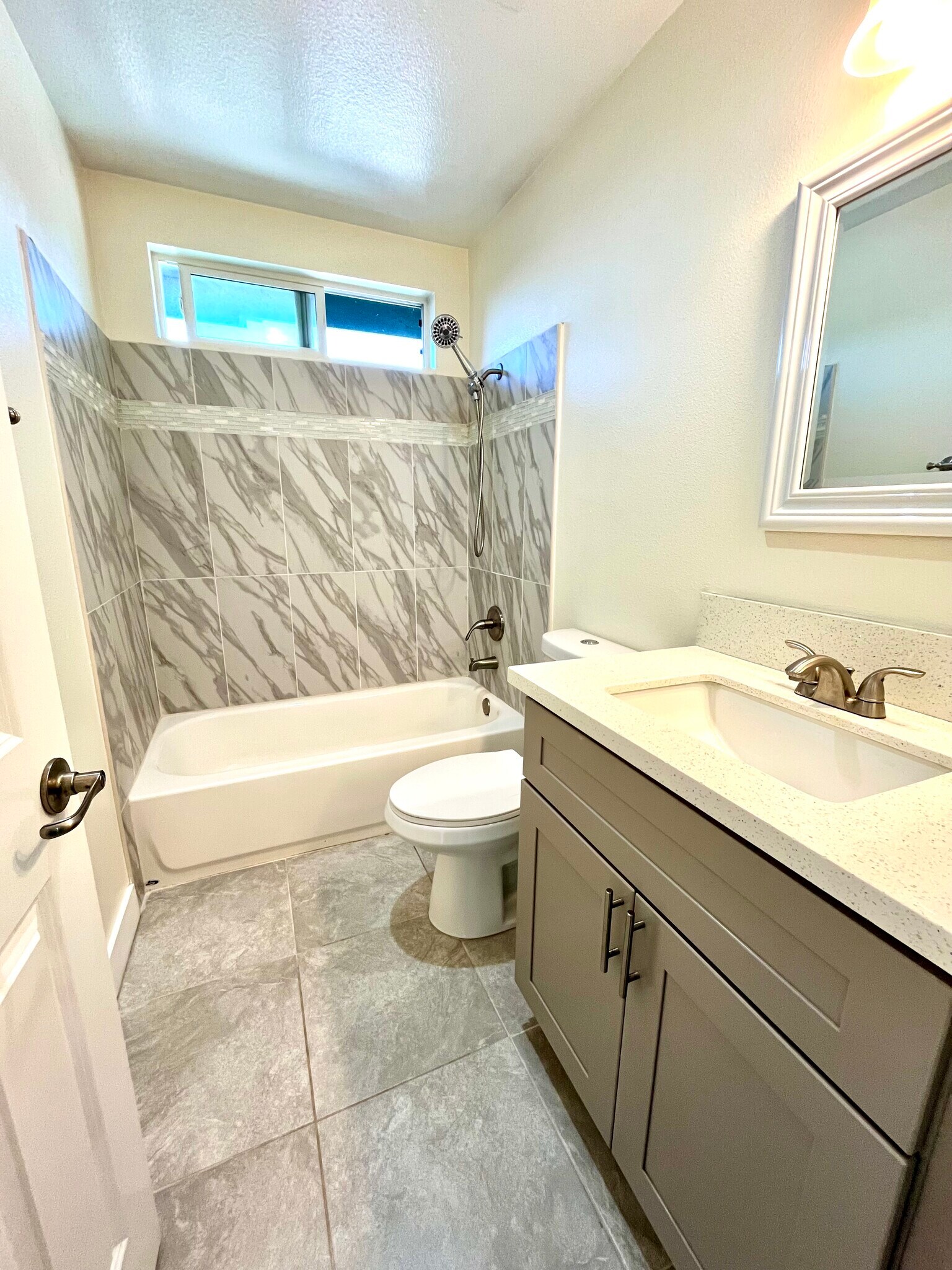 upstairs hall bath - 16619 Yukon Ave