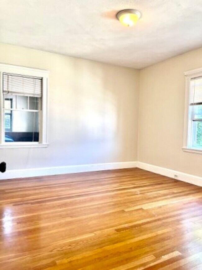 Building Photo - AVAILABLE SEPTEMBER 1ST - Beautiful, Spacious and Renovated Brighton/Oak Square 3 Bed Duplex.  NO...