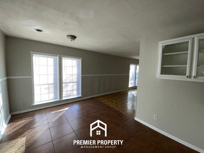 Building Photo - Spacious 4BR/2BA Memphis Home with Den, Fireplace & 2-Car Garage