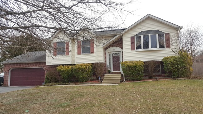 Primary Photo - Beautiful 4 Bedroom 2.5 Bathroom Single fa...